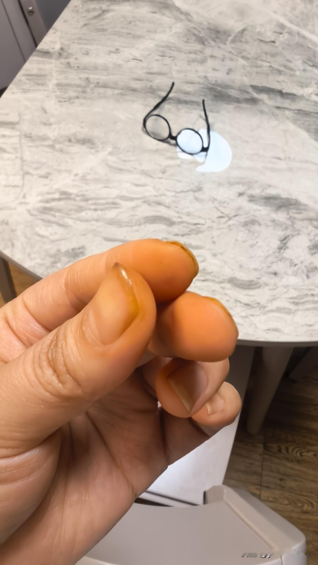 看来不能在吃枇杷了，手指染色都洗不掉