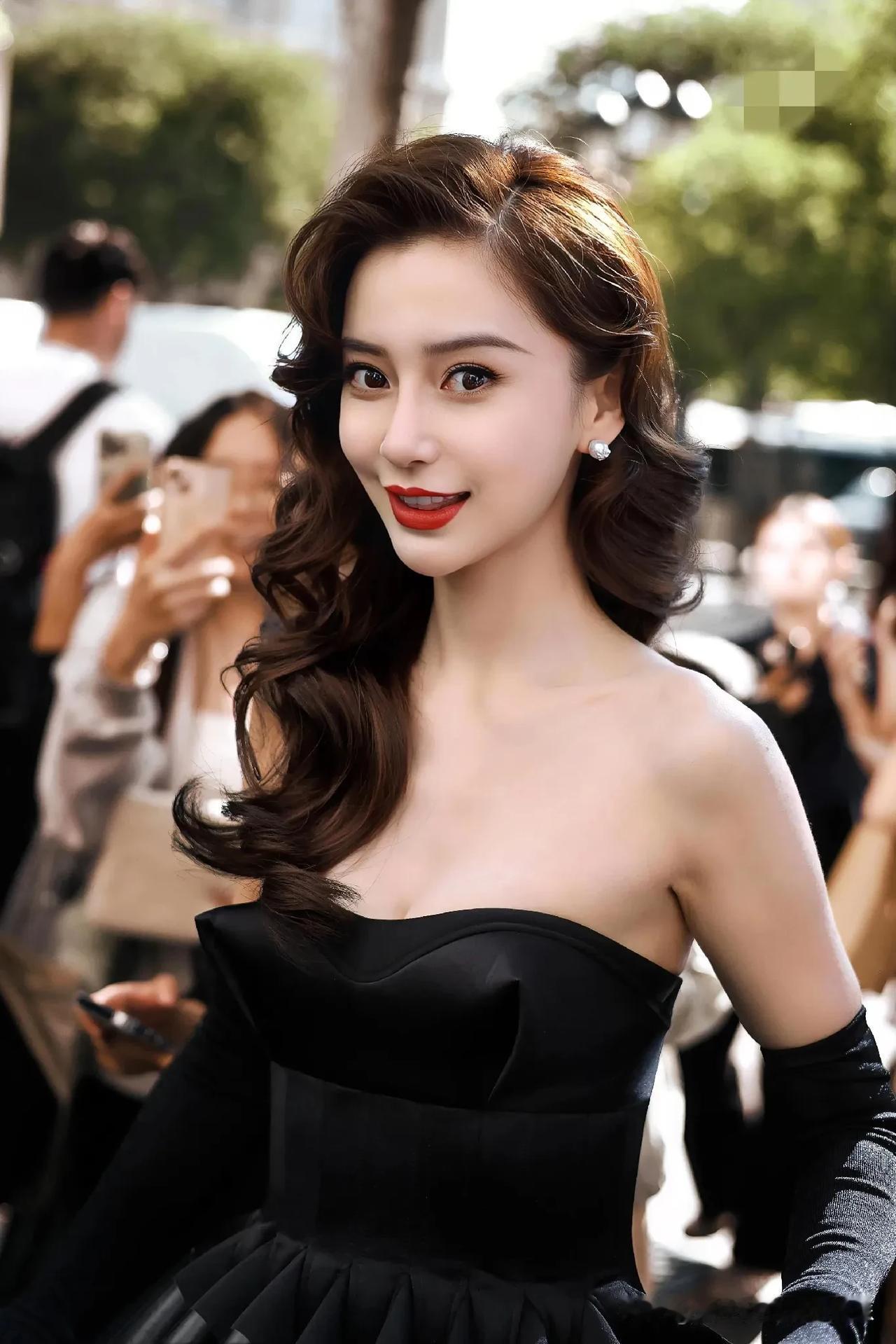 黄晓明你真的不后悔吗？
如果是男人的话，
我觉得都会后悔吧！

杨颖的这一身港风