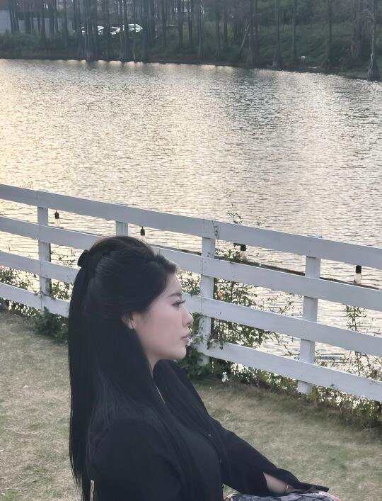 今天穿汉服去看湖了。🌊