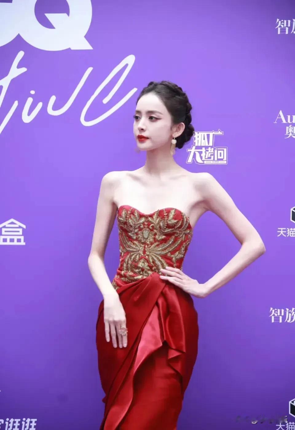 娜扎是怎么做到人瘦又有事业线的？她这种完美身材是每个女人都羡慕不已的。娜扎的脸美