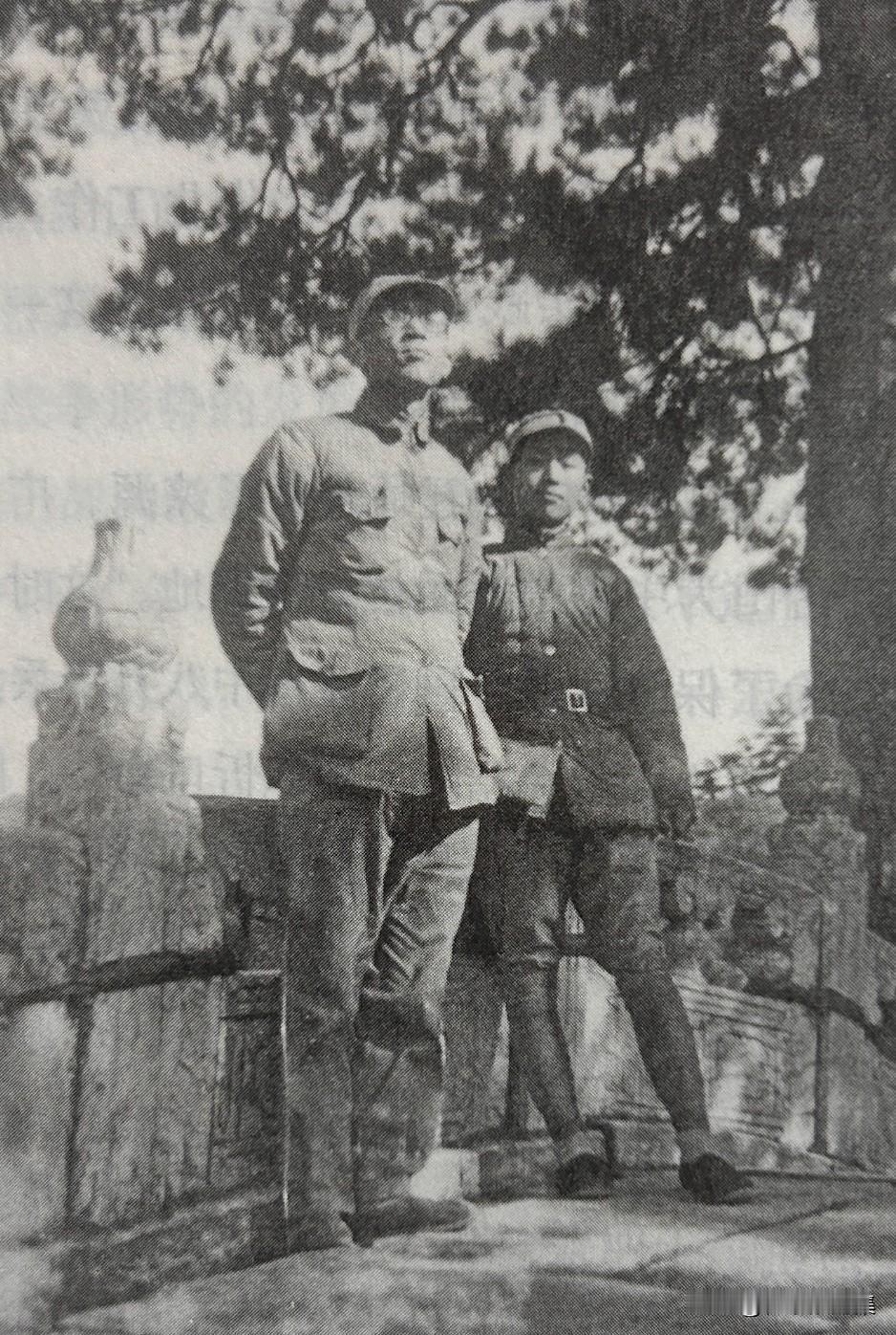 1937年10月，八路军第一一五师第三四四旅政治委员黄克诚（右）与何长工在山西五