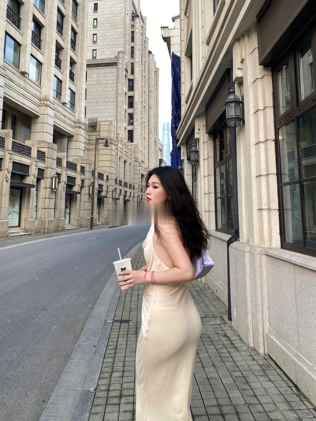 不在巴黎街头！在……