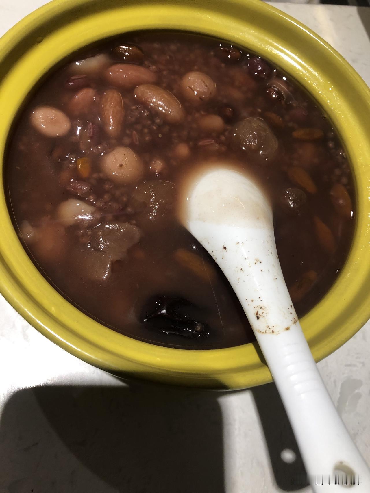 冬月去，腊月来。腊月是中国人骨子里的浪漫。家家户户准备过年的食材，腊鱼腊肉开始熏