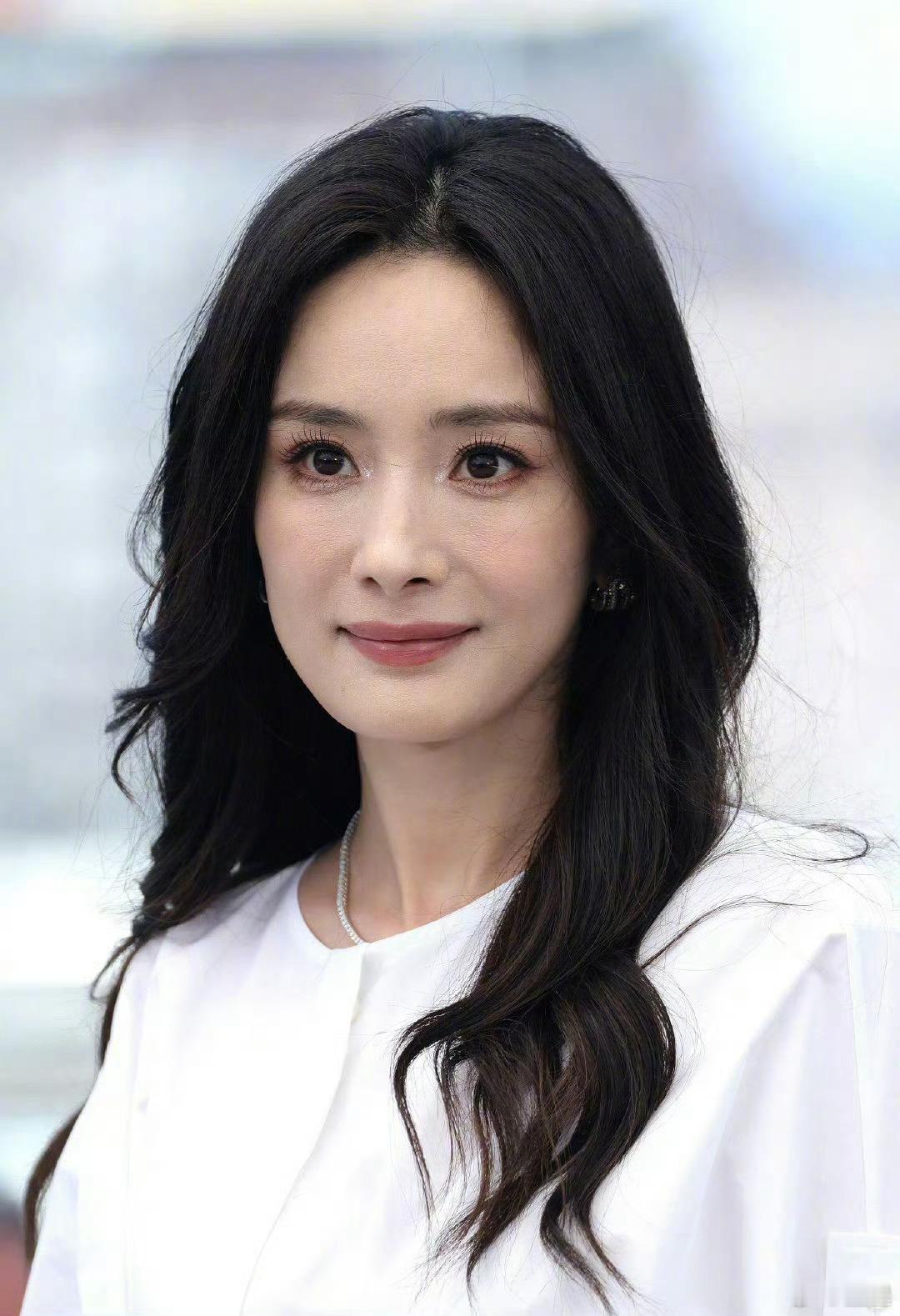 杨幂 🤍 戛纳电影节外网生图，美的很得体 ​​​