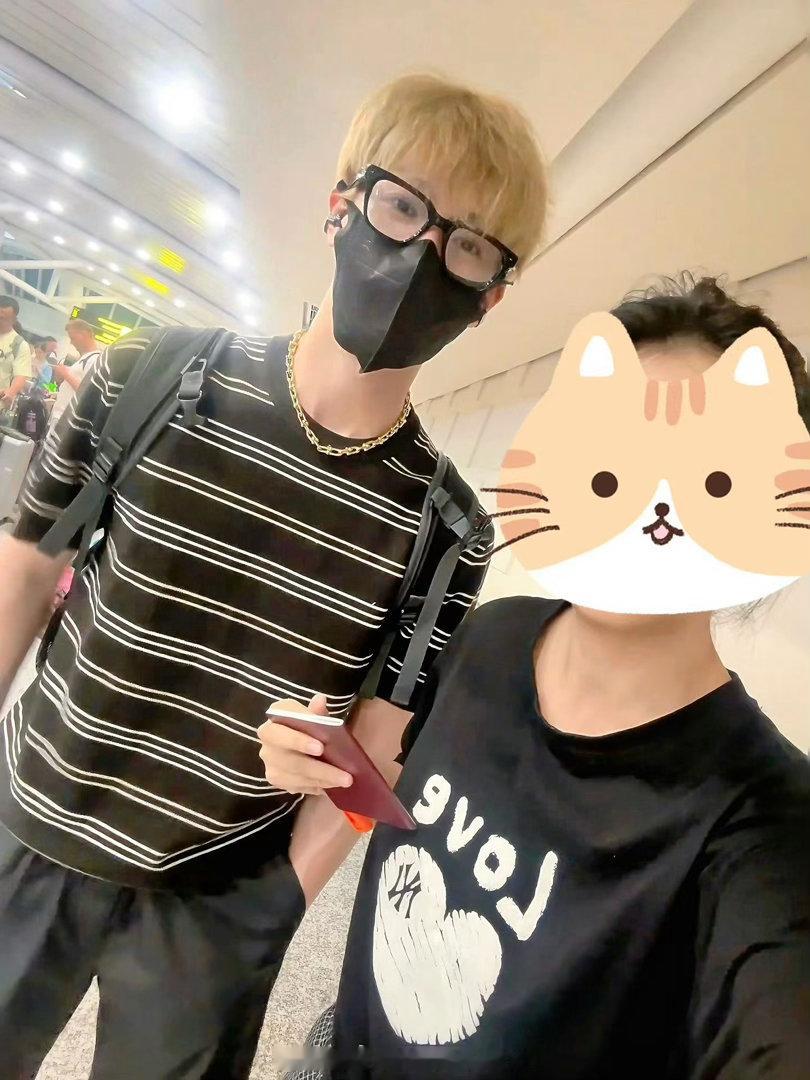 路人偶遇黄毛李昀锐！ 