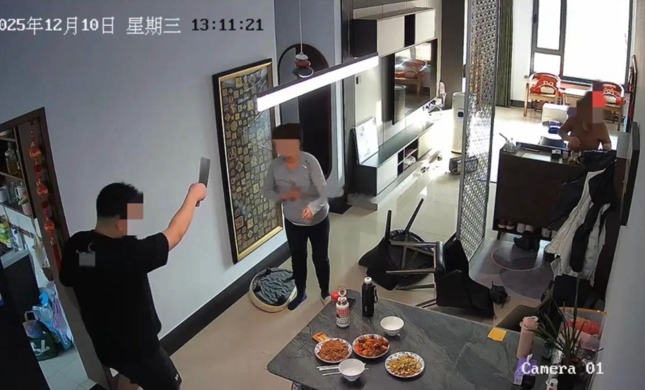 看了河北张家口老公家里殴打老婆的视频，只想说，离婚吧，这个男人不值得托付。老婆刚