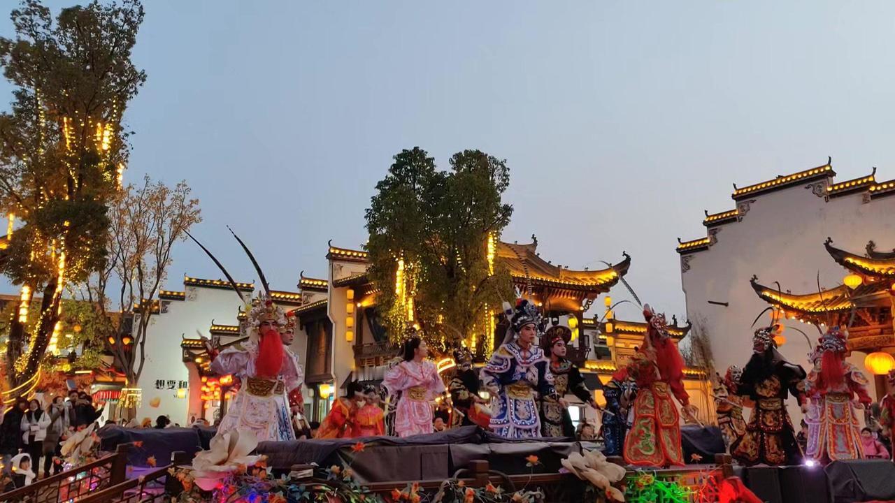 💥队伍由36或72人组成，代表梁山好汉。领舞者扮作"时迁"或"李逵"，其余队员