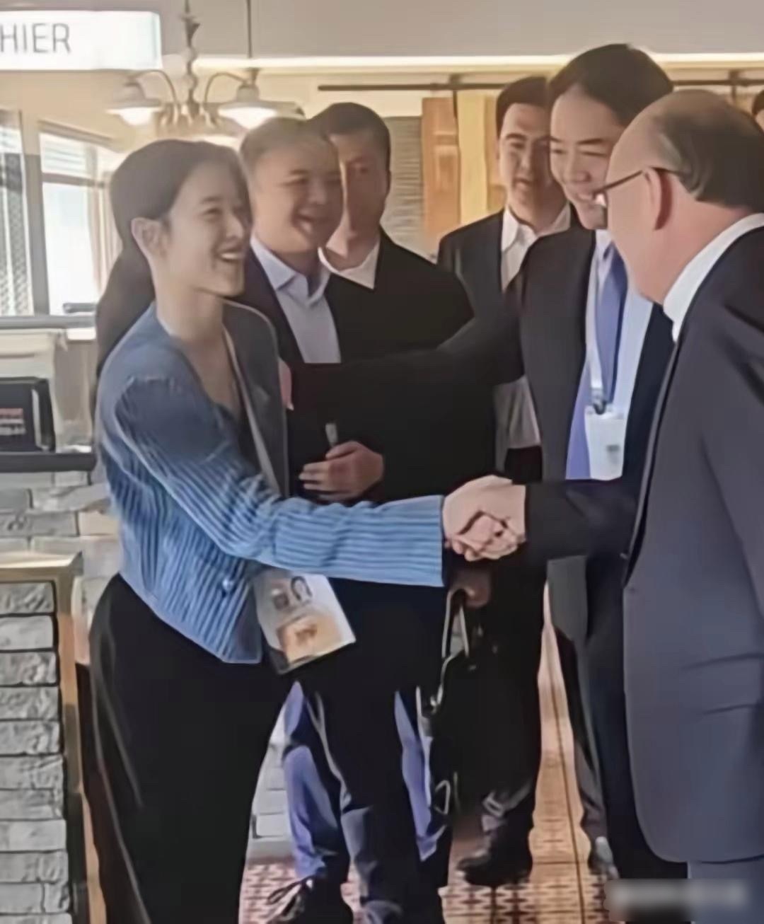 奶茶妹妹不愧是京东的总裁夫人，穿着低调朴素，举止却大方得体这次奶茶妹妹和东哥韩国