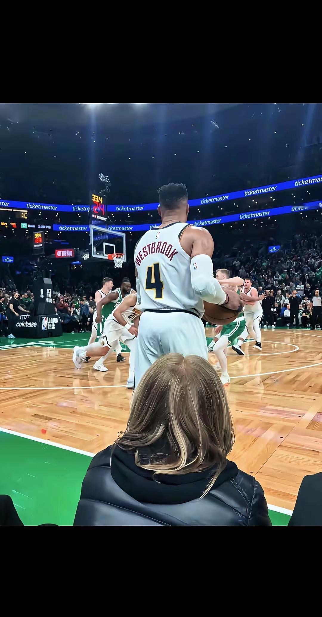 威斯布鲁克更新社媒，宣布退役，结束18年NBA生涯。“有时候，你甚至未曾察觉，自