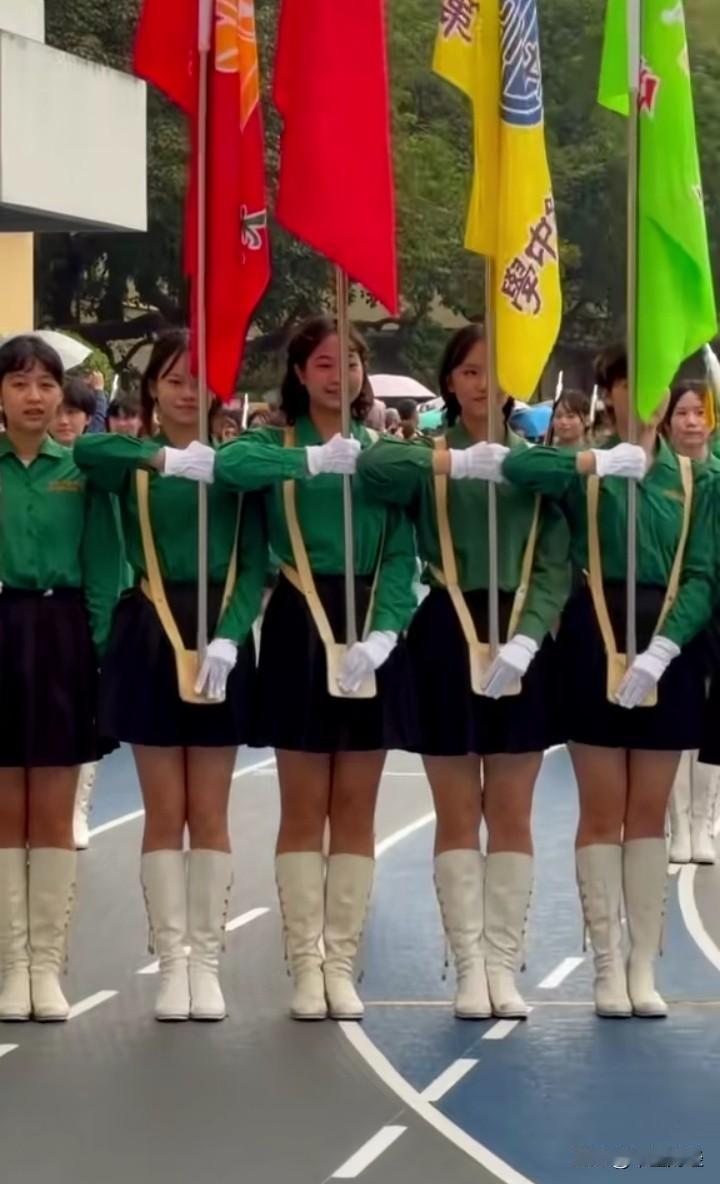 眼睛里有光！

最重要的是，这家台湾最重点的高中学府，这个场面中，竟没有看到戴眼