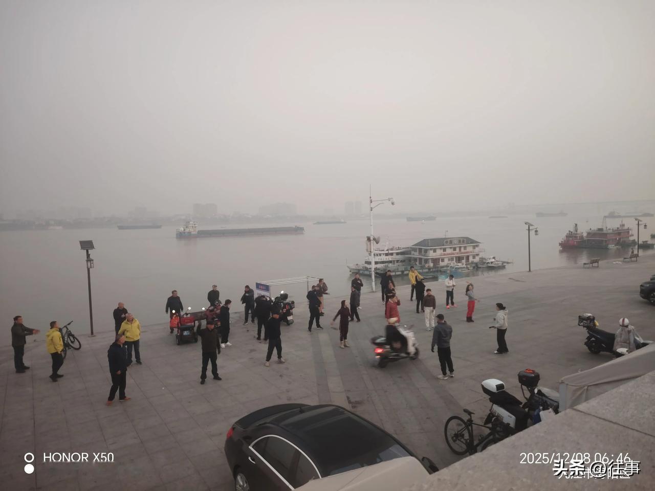 12月8日长江岸边晨练