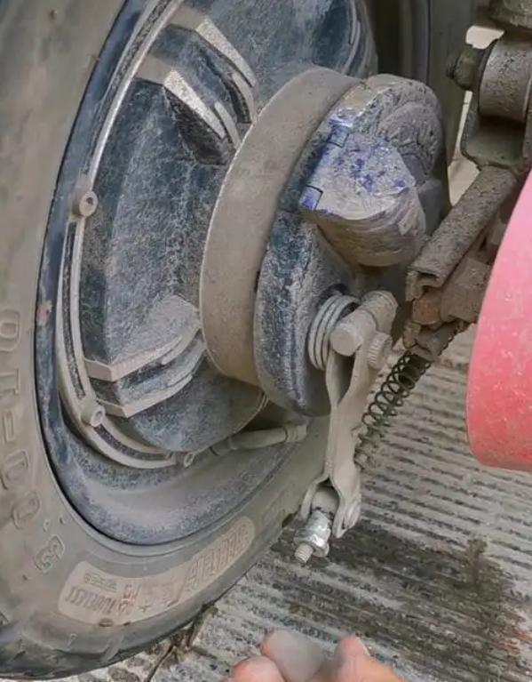 两轮电动车选碟刹还是鼓刹？别被商家忽悠！老司机教你10秒选对不踩坑

买两轮电动