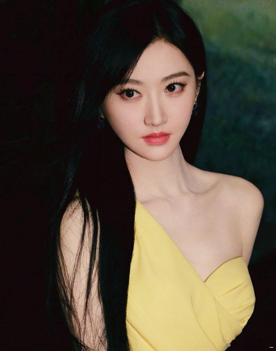 景甜 顶级进化论从自带高光的清纯小白花，到把明艳与温婉焊在骨相里，景甜的美从直观