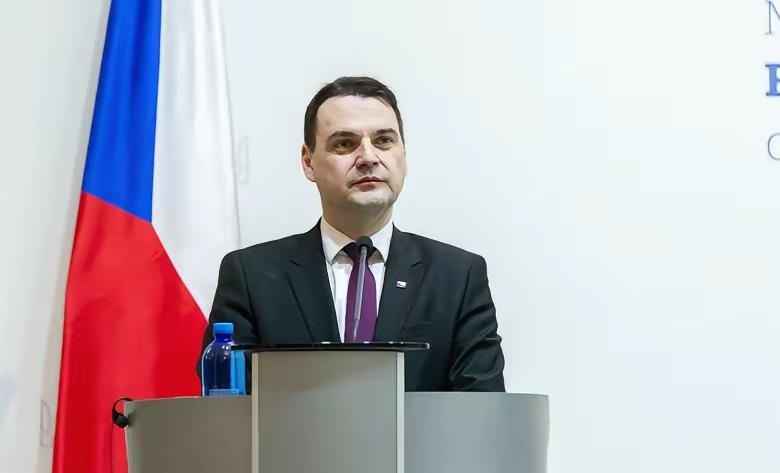 捷克外长批评本国总统为“瓷器店里的大象”：“你的工作是献花与授勋”

捷克这俩高