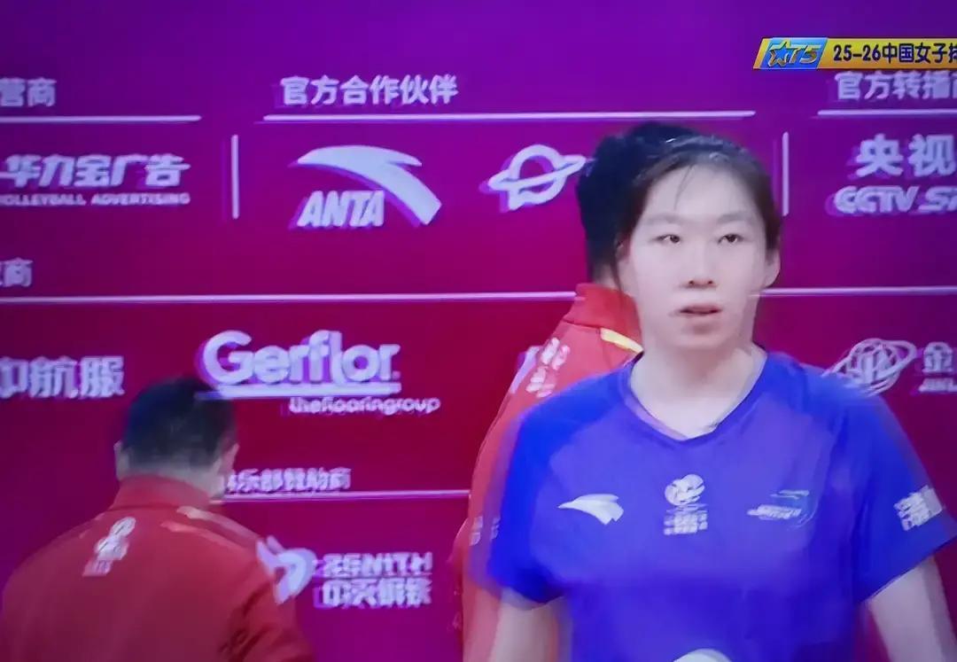 天津女排输给江苏，主教练王宝泉却在更衣室带头鼓掌。
 
因为这场“失利”，他试出