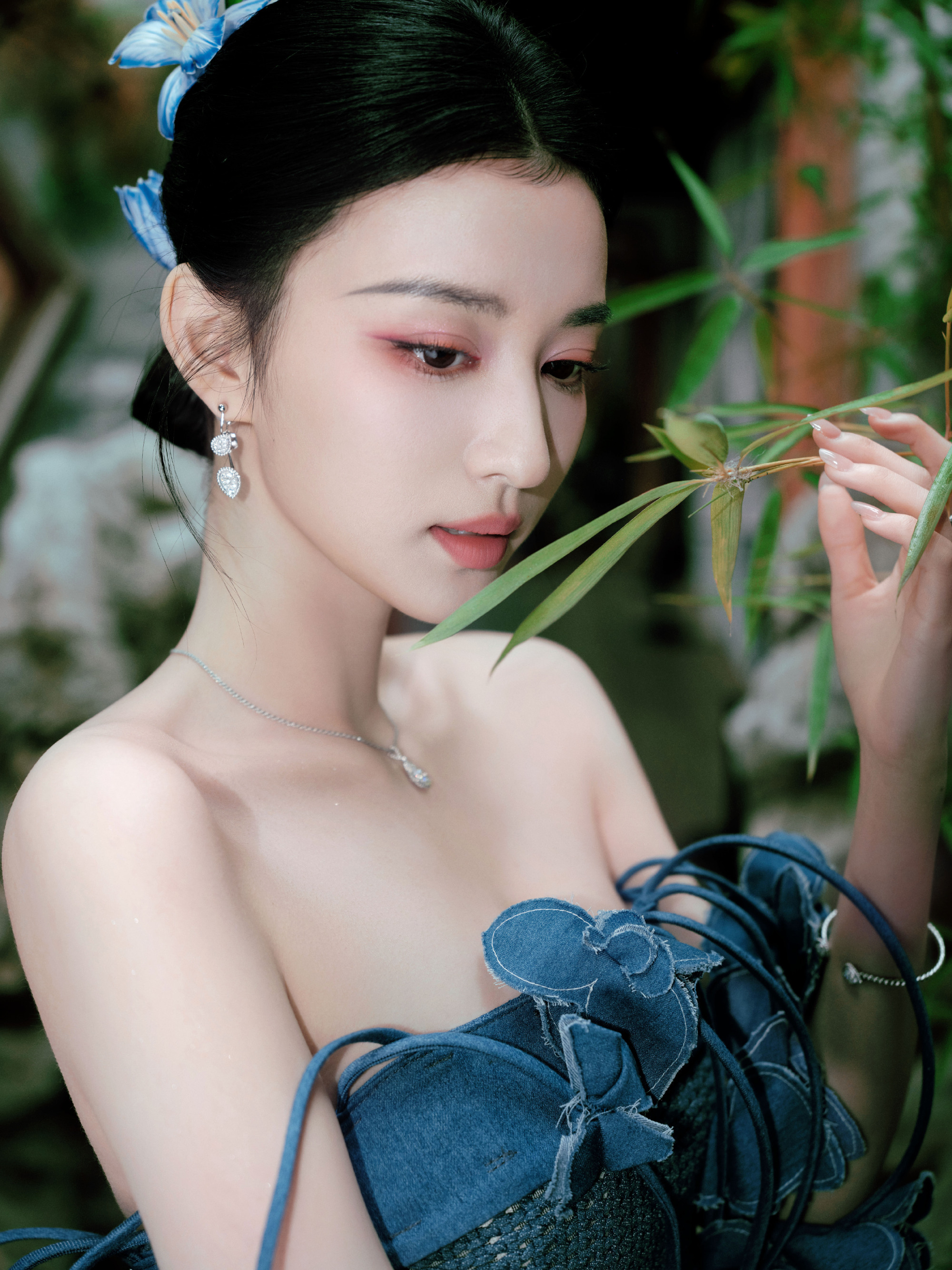 王楚然：幽如兰，枝上群青，唯有暗香浮动。王楚然