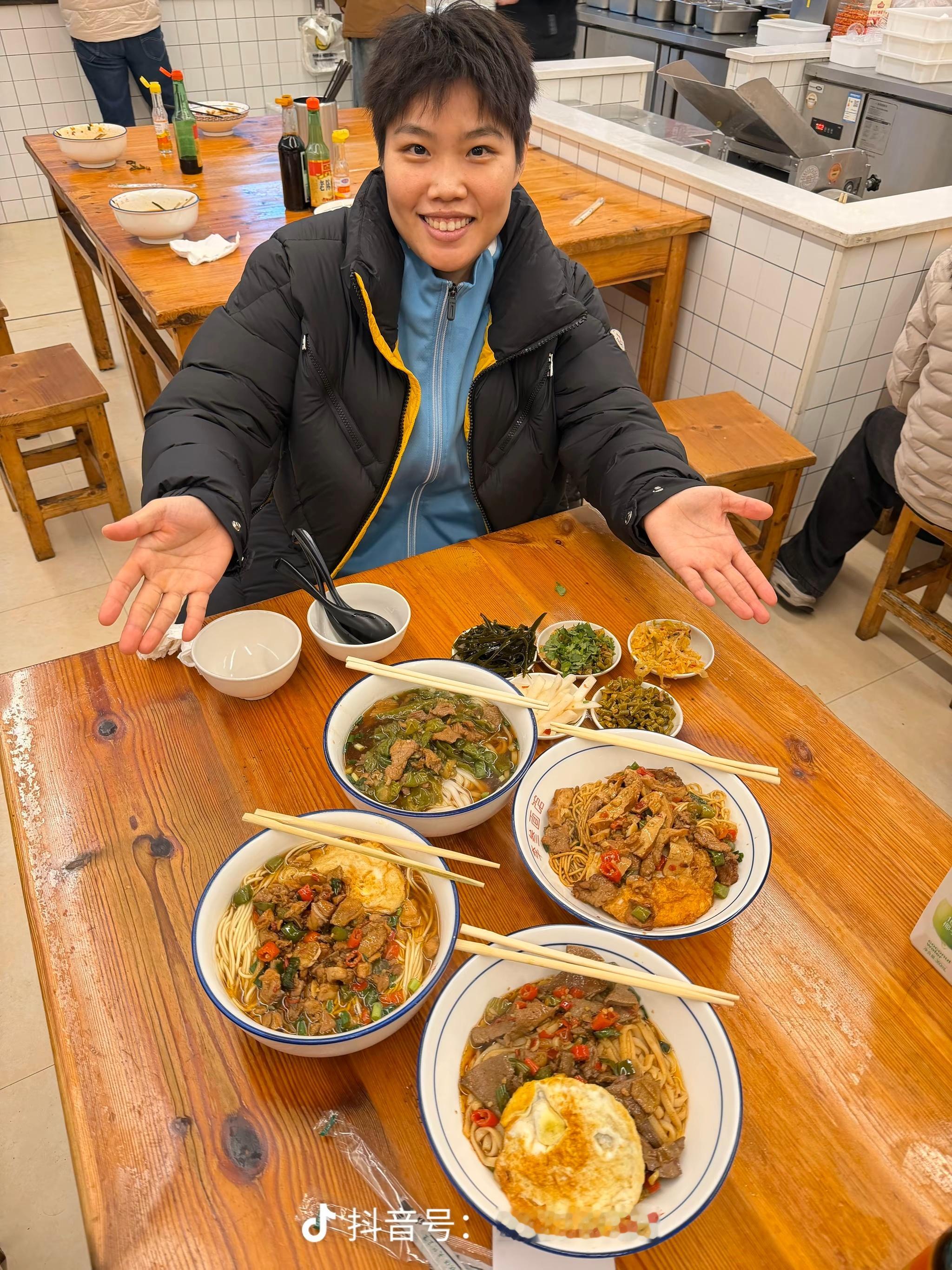 阿贾请小黄嗦粉了 