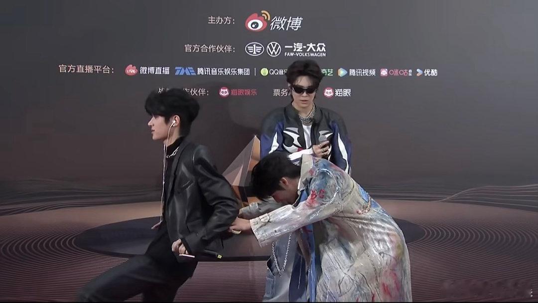 黄誉博时代峰峻人脉黄誉博TF三代人脉笑到停不下来，黄誉博人脉包揽大半TF三代成员