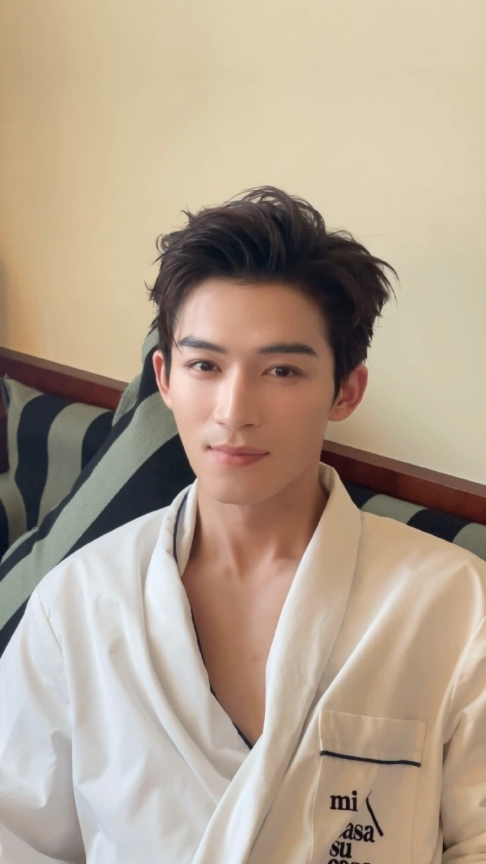 #王星越浴袍深V##王星越见外了# 王星越栩栩华生第一章有，是浴袍深V满分帅气的