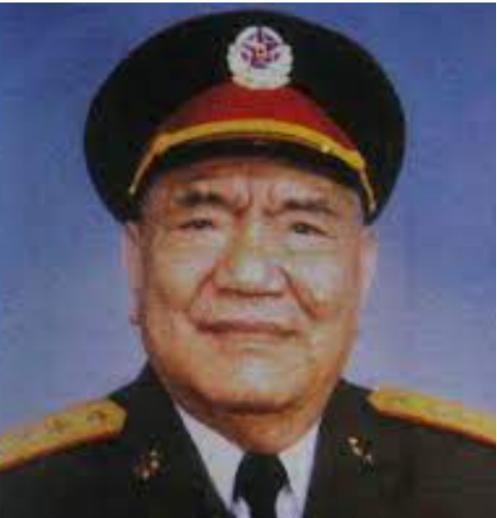 1982年，开国少将尤太忠在部队视察工作，突然看到一个副团长十分投缘，便想重点提