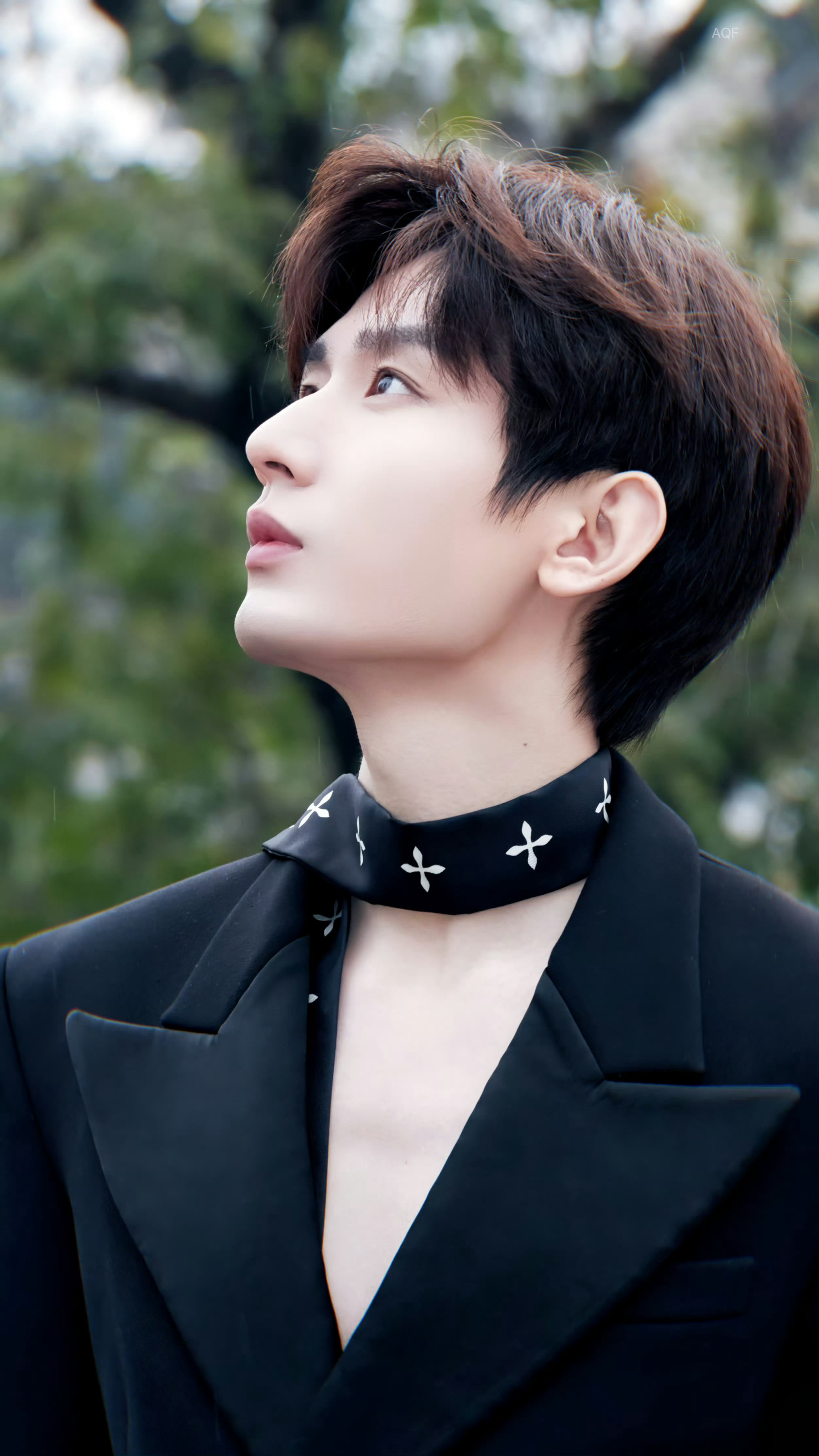 成毅深V上班不要眨眼 那我就要拿出深V合集来啦成毅颜值身材双爆表  一眼沦陷