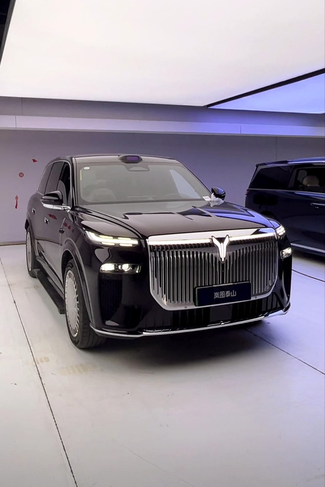 现在国产车造的越来越有范儿了，说起岚图泰山这款车，往那一放气场就出来了。前脸的造