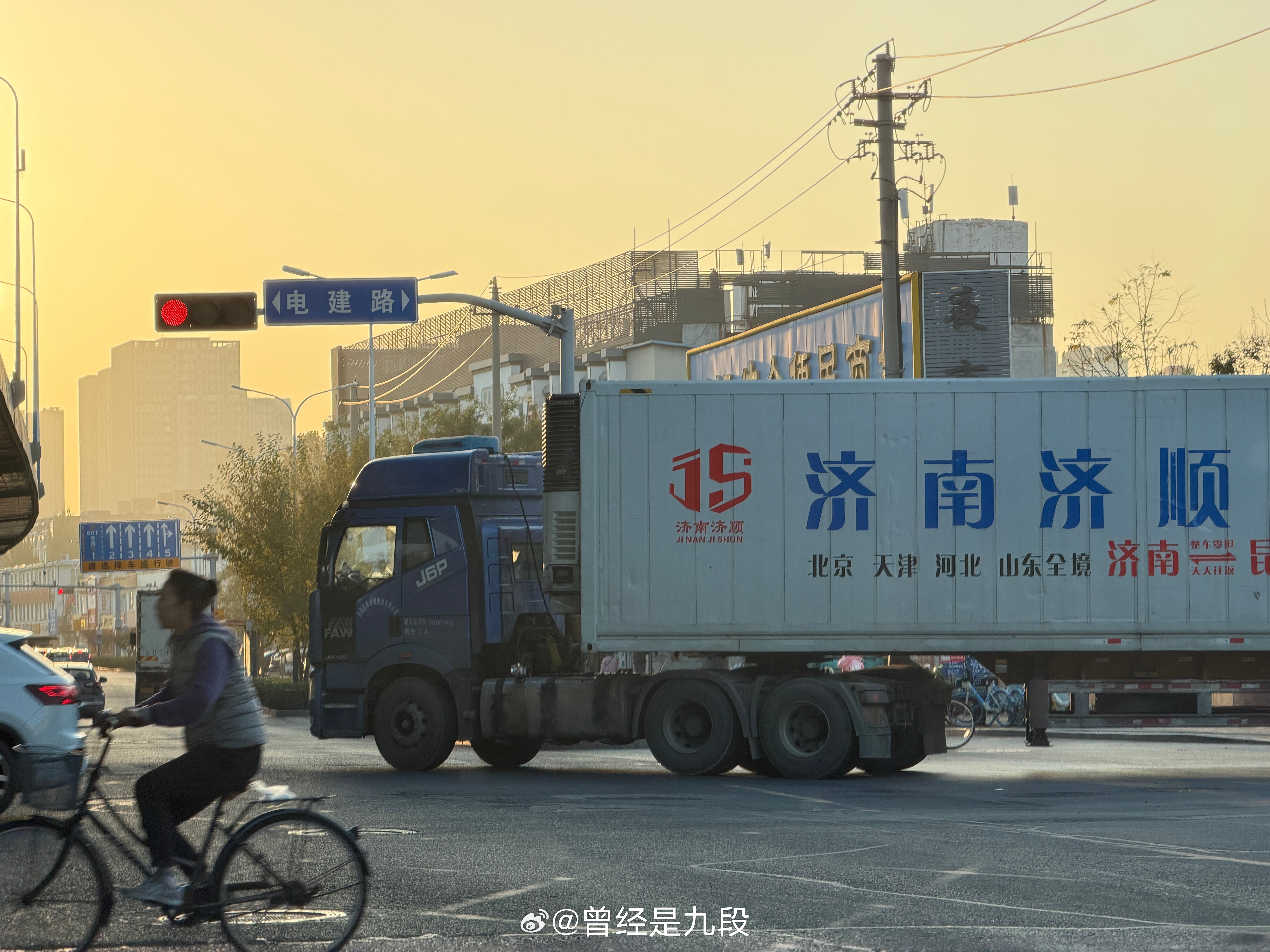 济南 电建路、工业北路路口西北角大量去维尔康拉货的冷柜车完全无视绿灯让行非机动车