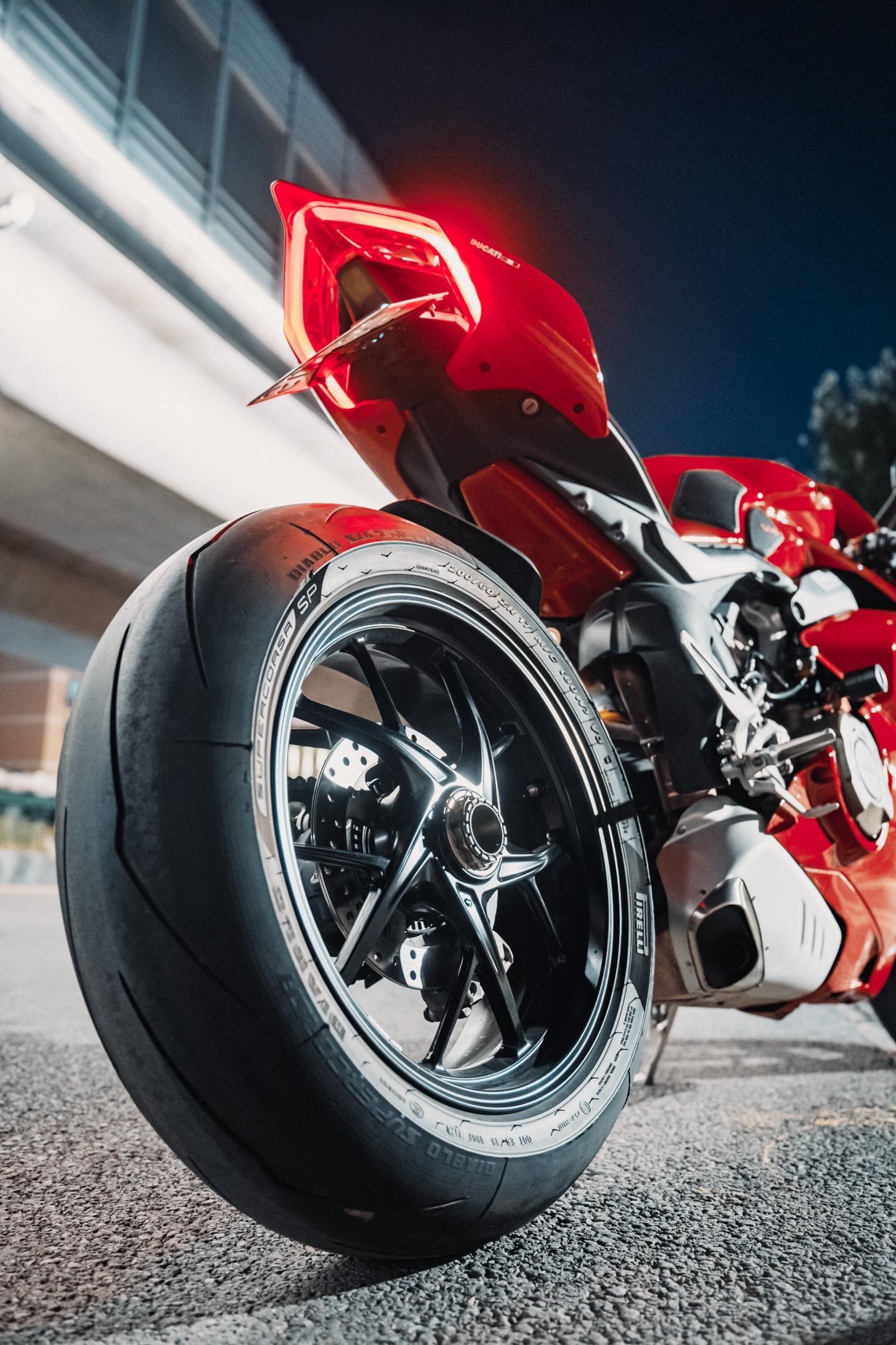 DUCATI V4。人不可能同时拥有杜卡迪跟自卑