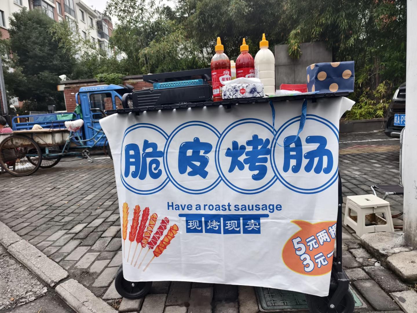 摆摊其实也很累的，忙前忙后还容易亏损。如果下班后还有精力，可以尝试卖点简单的东西