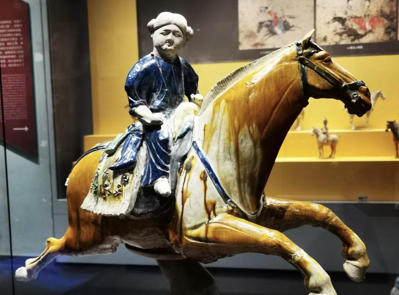 来西安博物院，又逛了一波宝贝，很喜欢这个腾空三彩马和三彩杯。

和朋友聊到三彩的