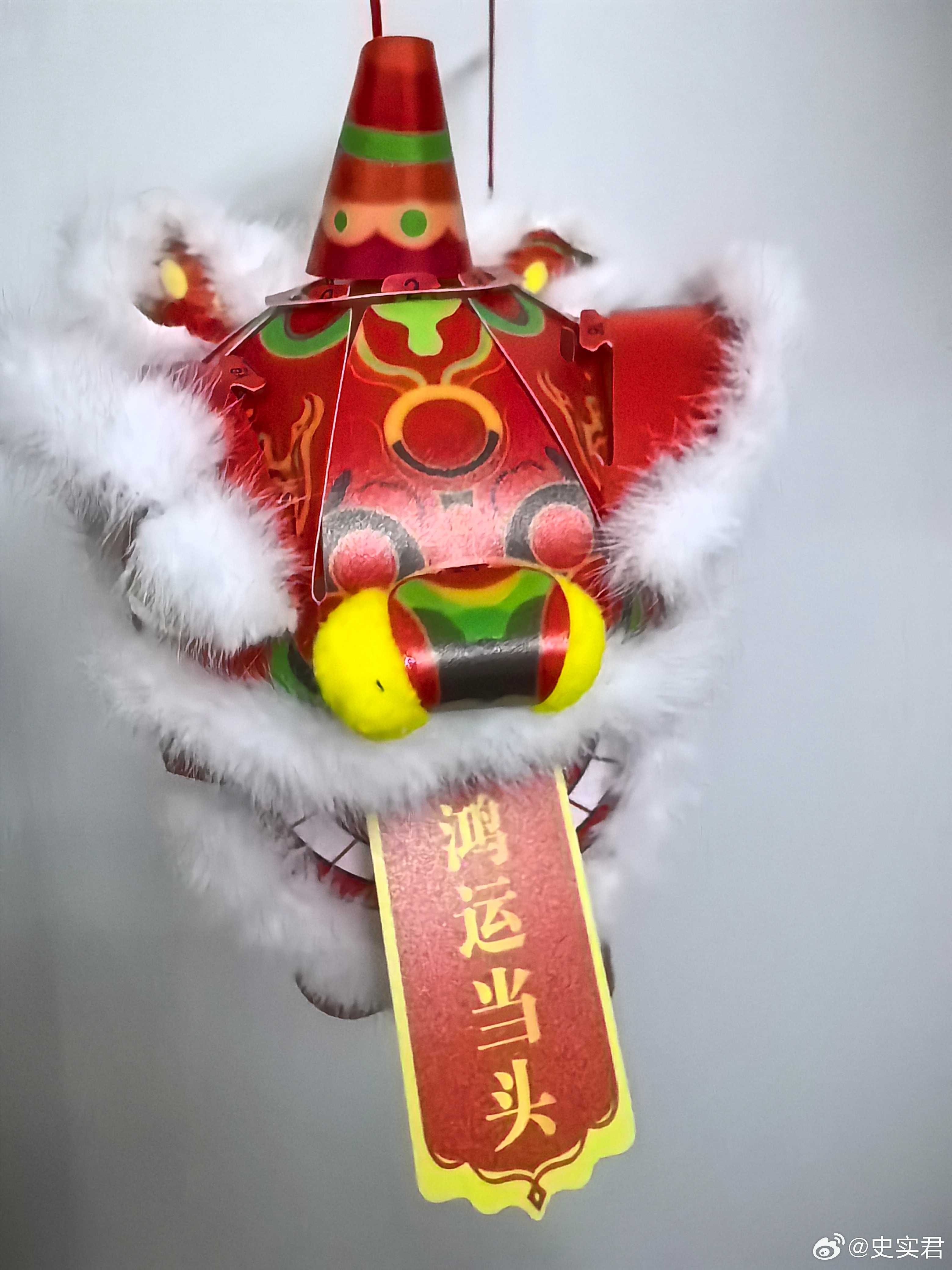 去年春节的时候给儿子买的小狮子灯，没玩几次就挂在了卧室门后。本来以为他早就忘了，