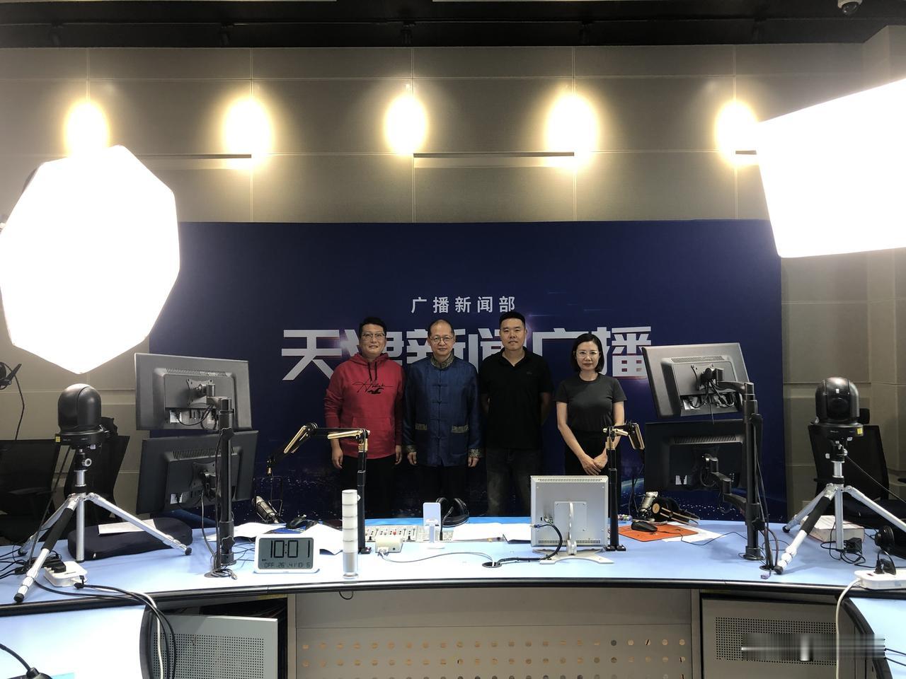 清晨参加电台中秋节特别直播节目。