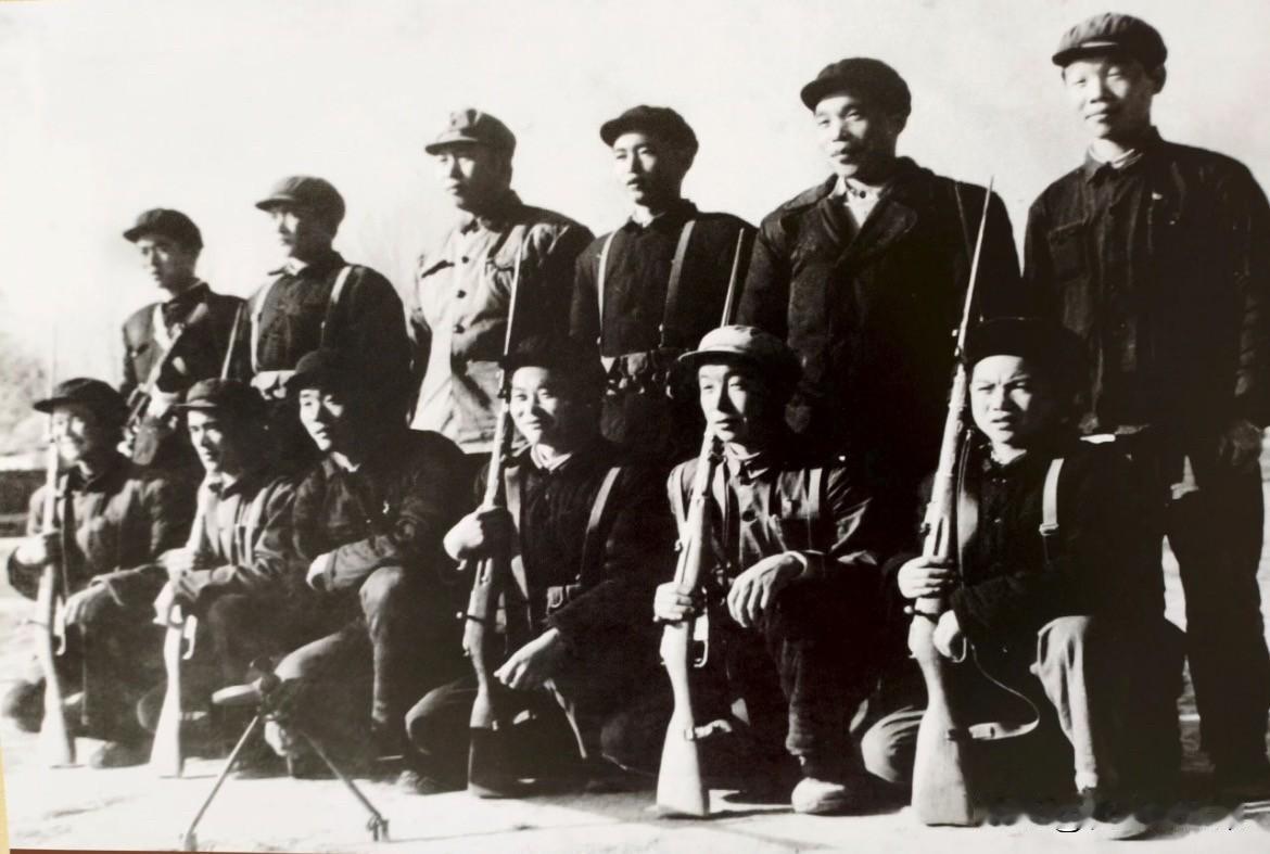 1965年，王杰抢救的十二位民兵及地雷爆炸时的站位照片，致敬英雄。王杰是中国人民