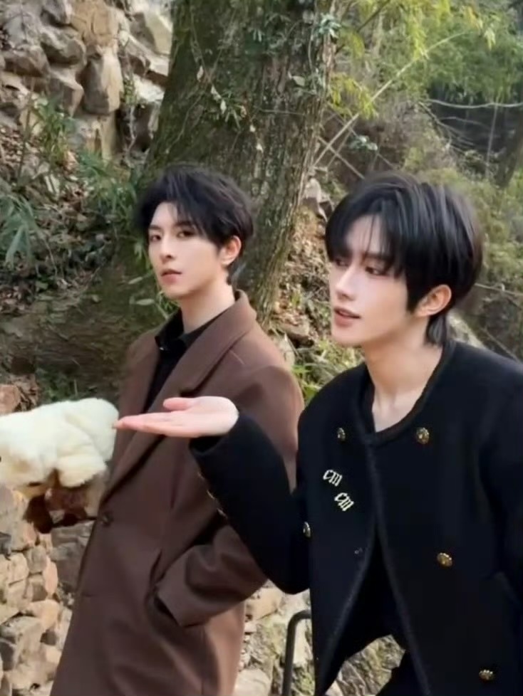 黄星、邱鼎杰年后开工合照，以前看静态照片不觉得，现在看live图，两人好像都是各