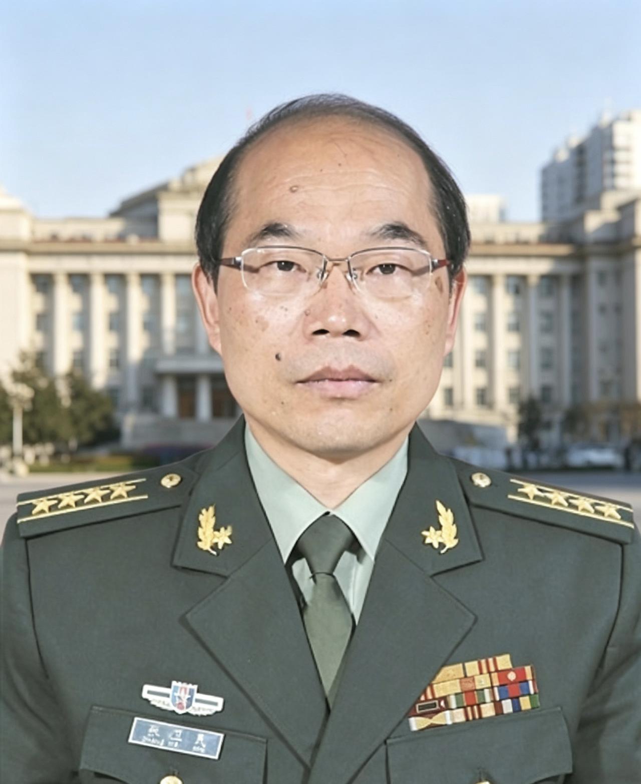 张卫民，男，汉族，1966年6月出生，1989年4月入伍，1999年12月入党，