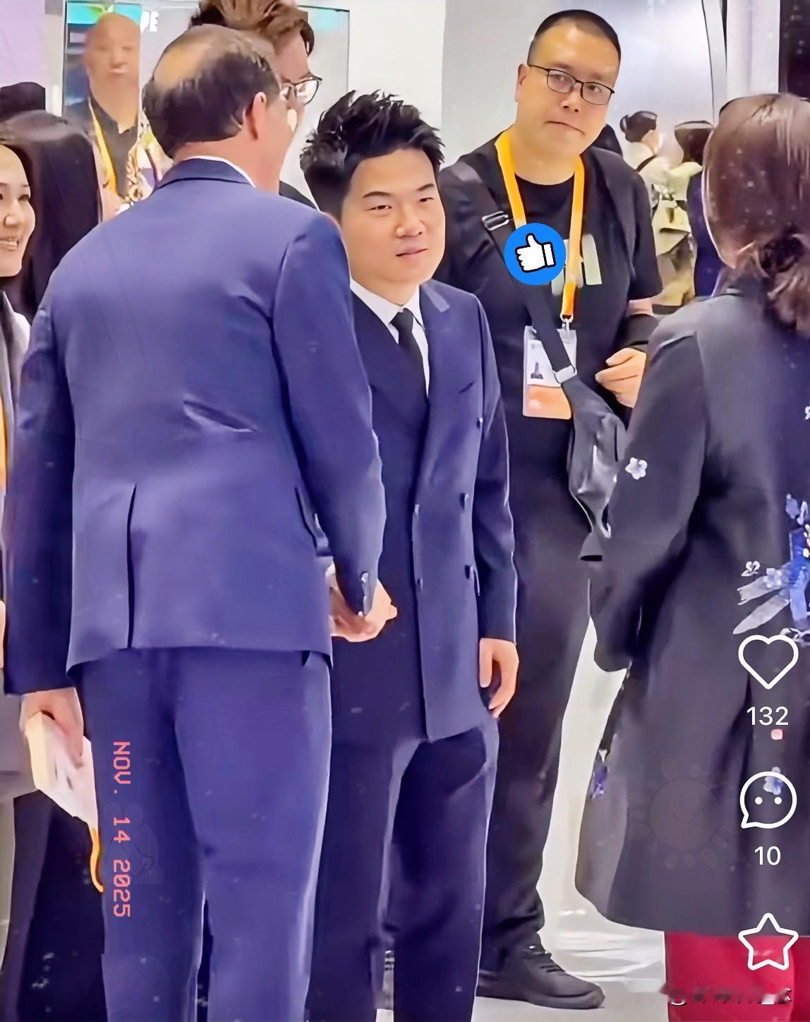 那些揪着董宇辉英语口音不放的人，

这下可看走眼了！

人家在进博会跟外国嘉宾谈