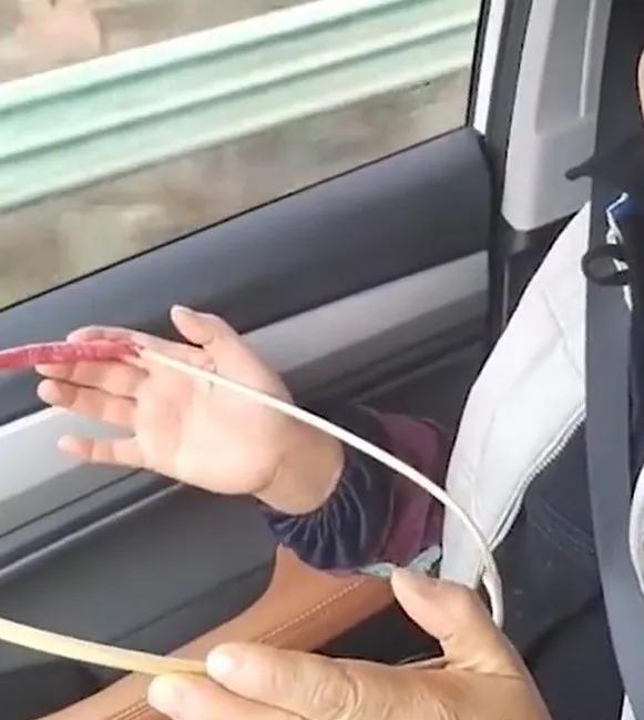 “人怎么能这么聪明！”四川，70岁老太晕车几十年，儿子为了让她舒服，居然找了一根