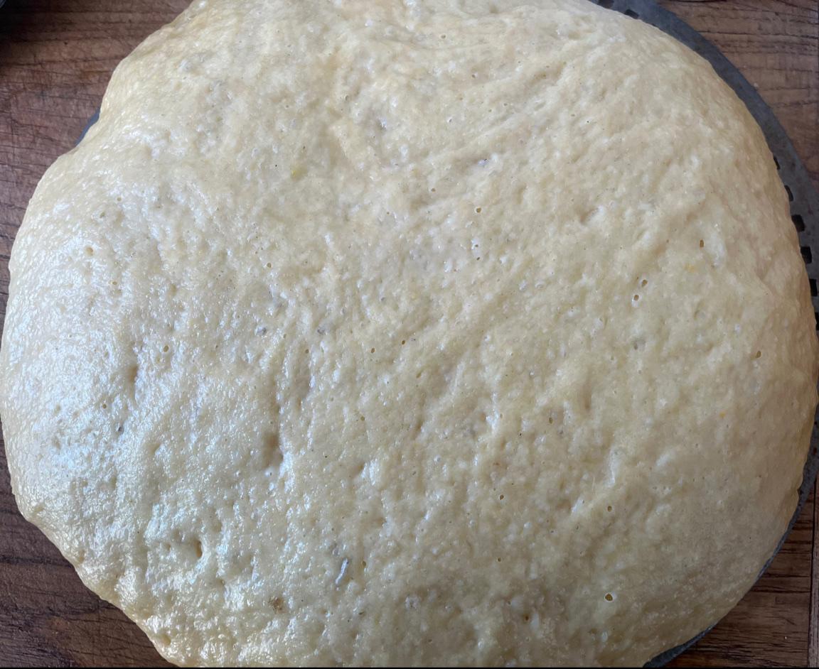 外婆做的玉米面馒头，刚出锅看上去像一个特殊的圆形大饼，切开以后，成为形状不一的玉