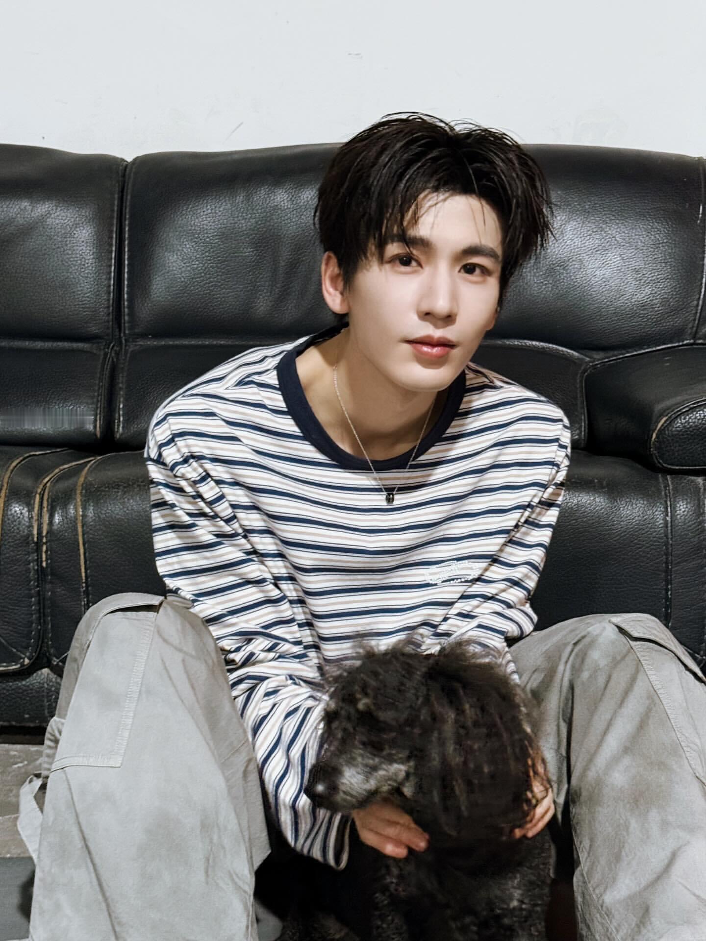 张凌赫ig更新，红气养人，更帅了.... 