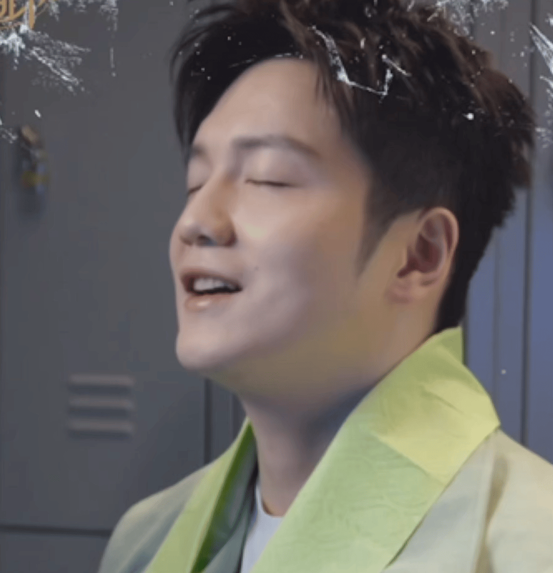 乒颜一  ：拍完了嘛 咚咪睁眼看看👀噢糟糕！还没拍完 立马闭眼😼樊振东心相印