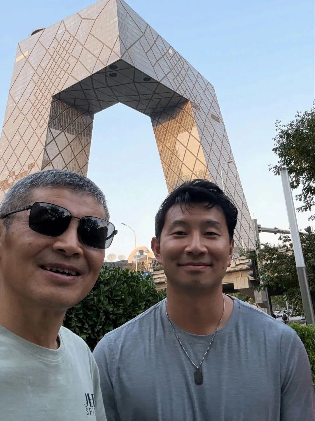 刘思慕重回北京啦！他满心欢喜地分享道，这可是他时隔15年首次回北京。
更令他激动