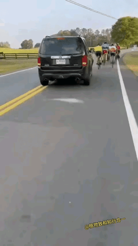 大家怎么看骑行的人，其实这条路只是一条双行道，这样的公路不知是否适合骑行。​
查