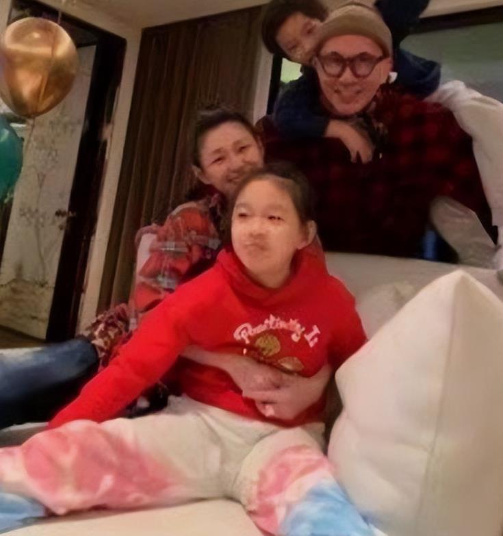 S妈这位女士让我想起了另一位也是已经去世的香港乐坛大姐大的母亲，也是超级能折腾的