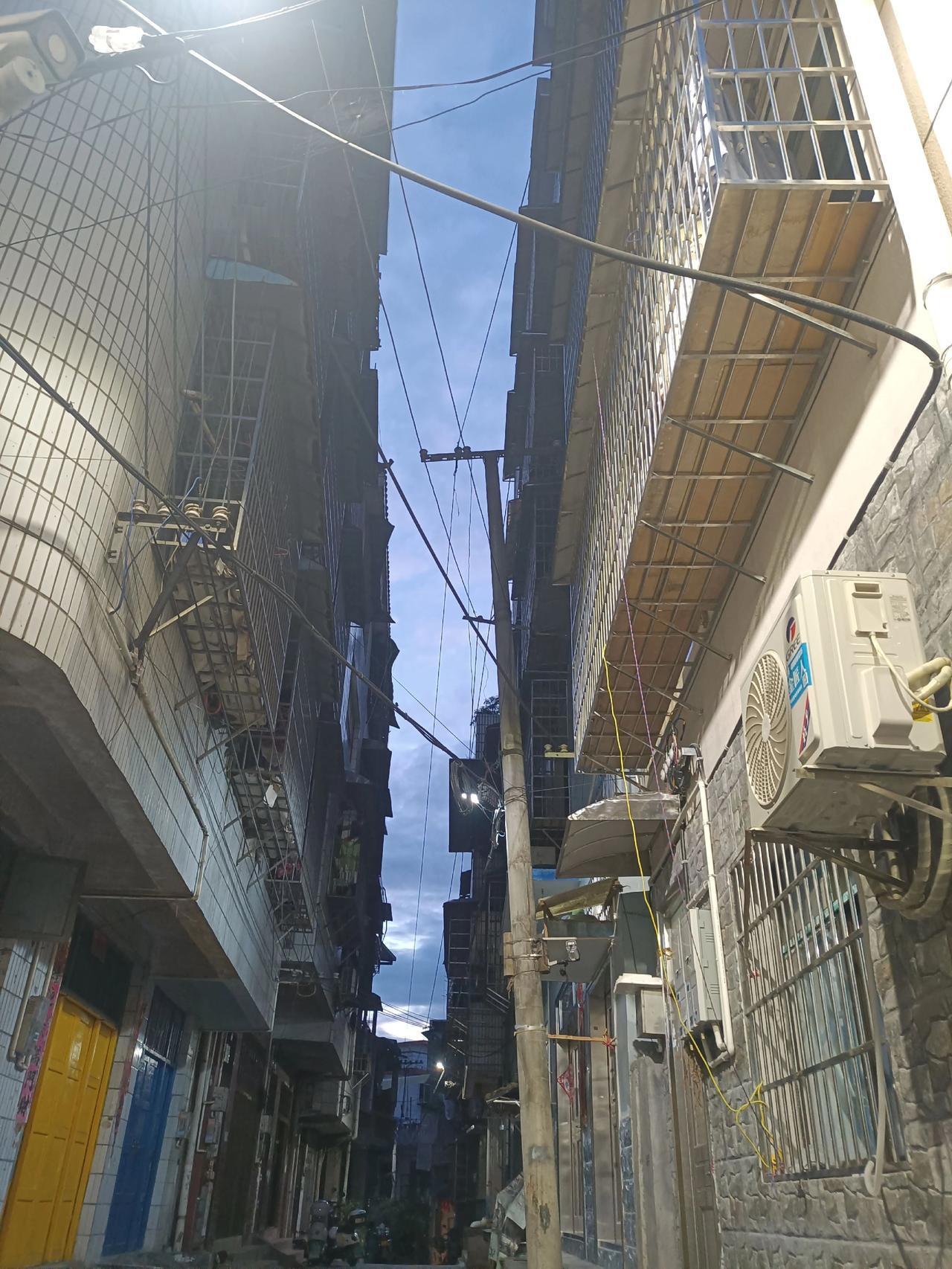 每次回到吉首市老城区的西门垅老街，总觉得既熟悉又陌生，很空很空。都是出租户在老街