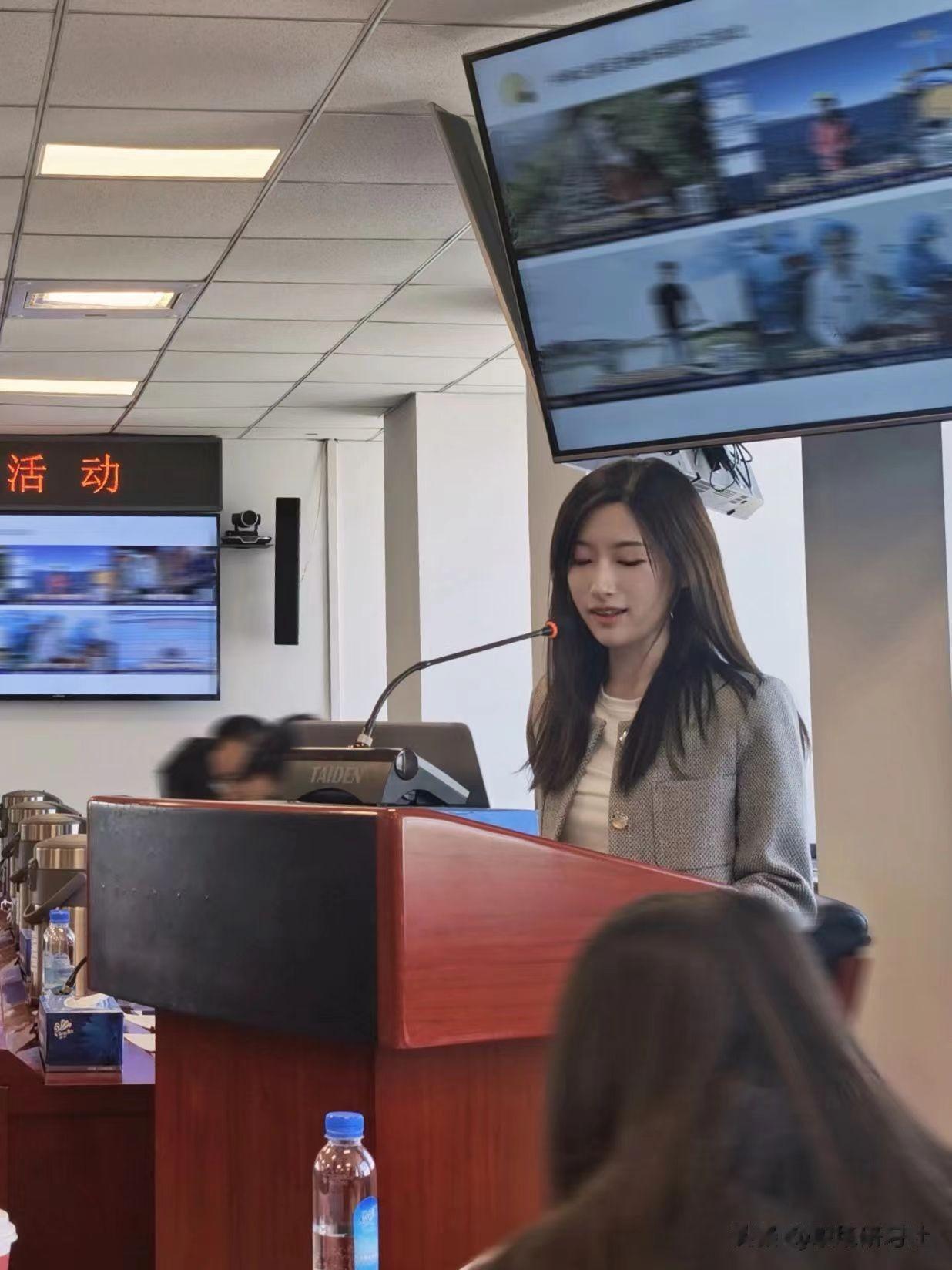 讲PPT衔接有一个通用的小窍门，就是把标题变成疑问句。

举几个例子：①PPT的