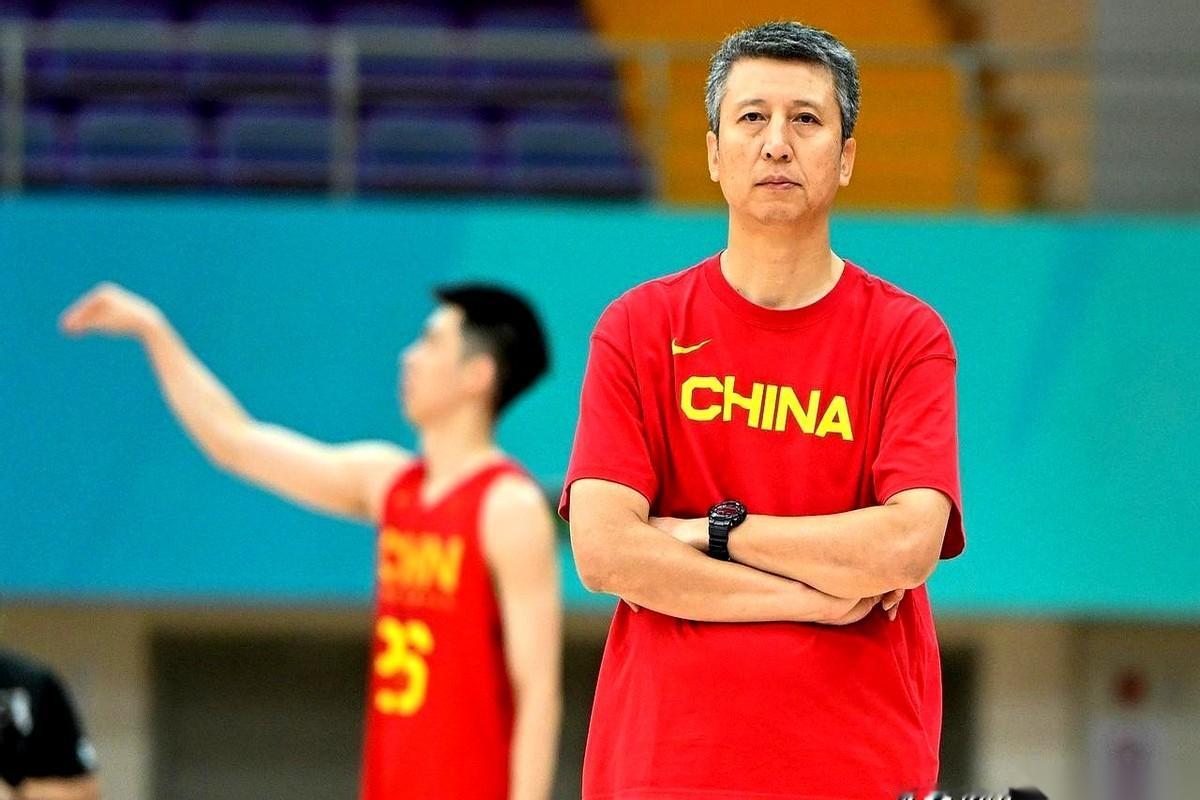 男篮输给日本这事，一堆人追着主教练郭士强骂，火力点就一个：为什么不上杨瀚森首发？