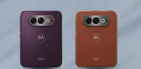 摩托罗拉折叠新机Razr Flex和普通竖折不一样，采用横向宽幅的设计，内外两块
