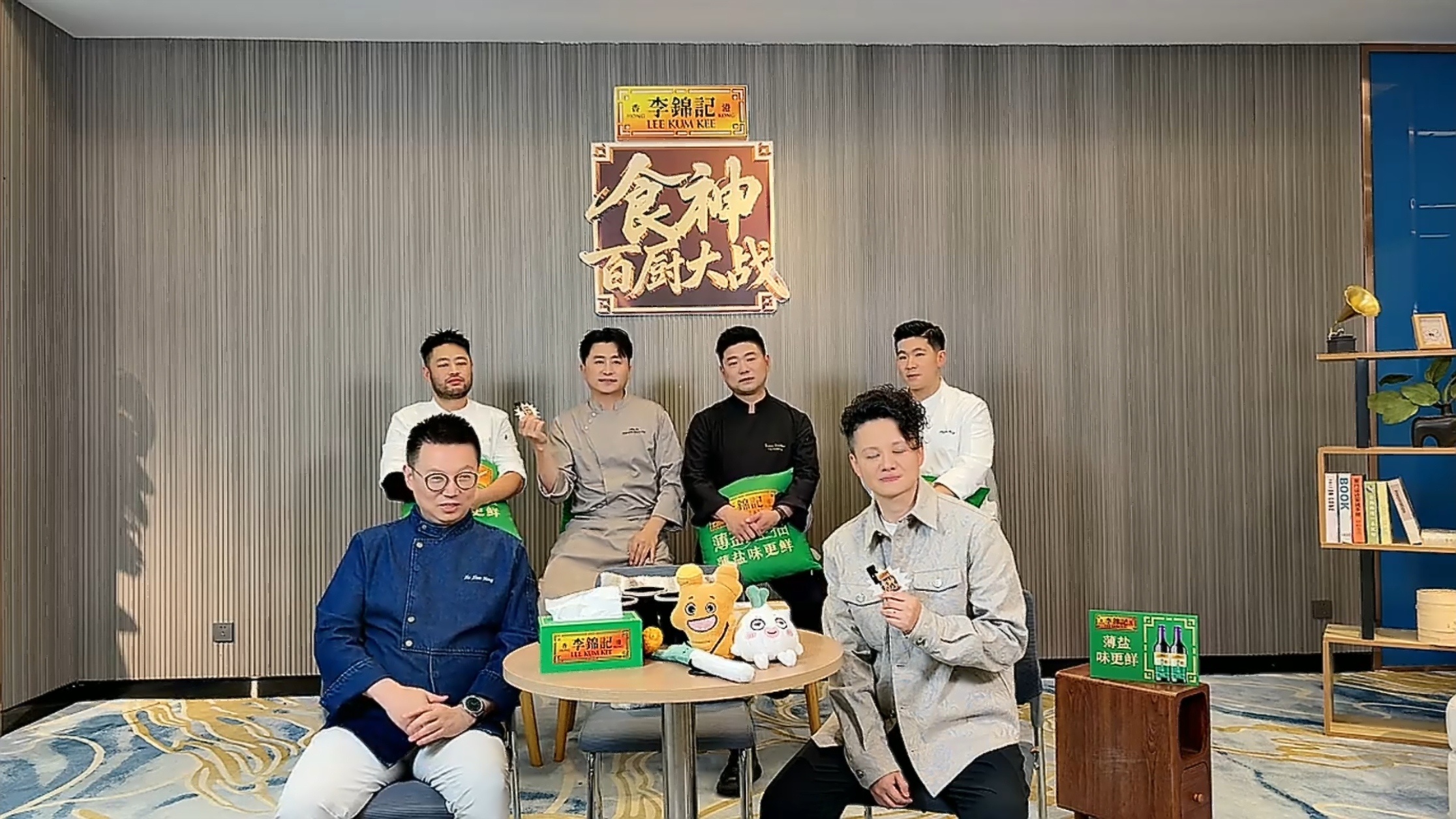 直播间灵异事件，把我宝看愣了图一是现场，图二是刘涛看到的