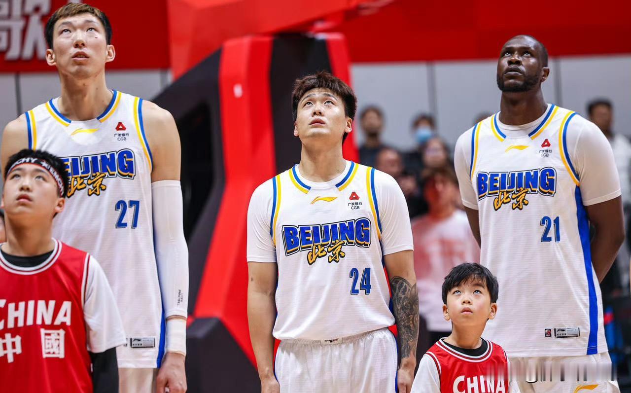 北京时间12月15日，CBA常规赛上演强强对话，北京主场迎战新疆。比赛开局双方势