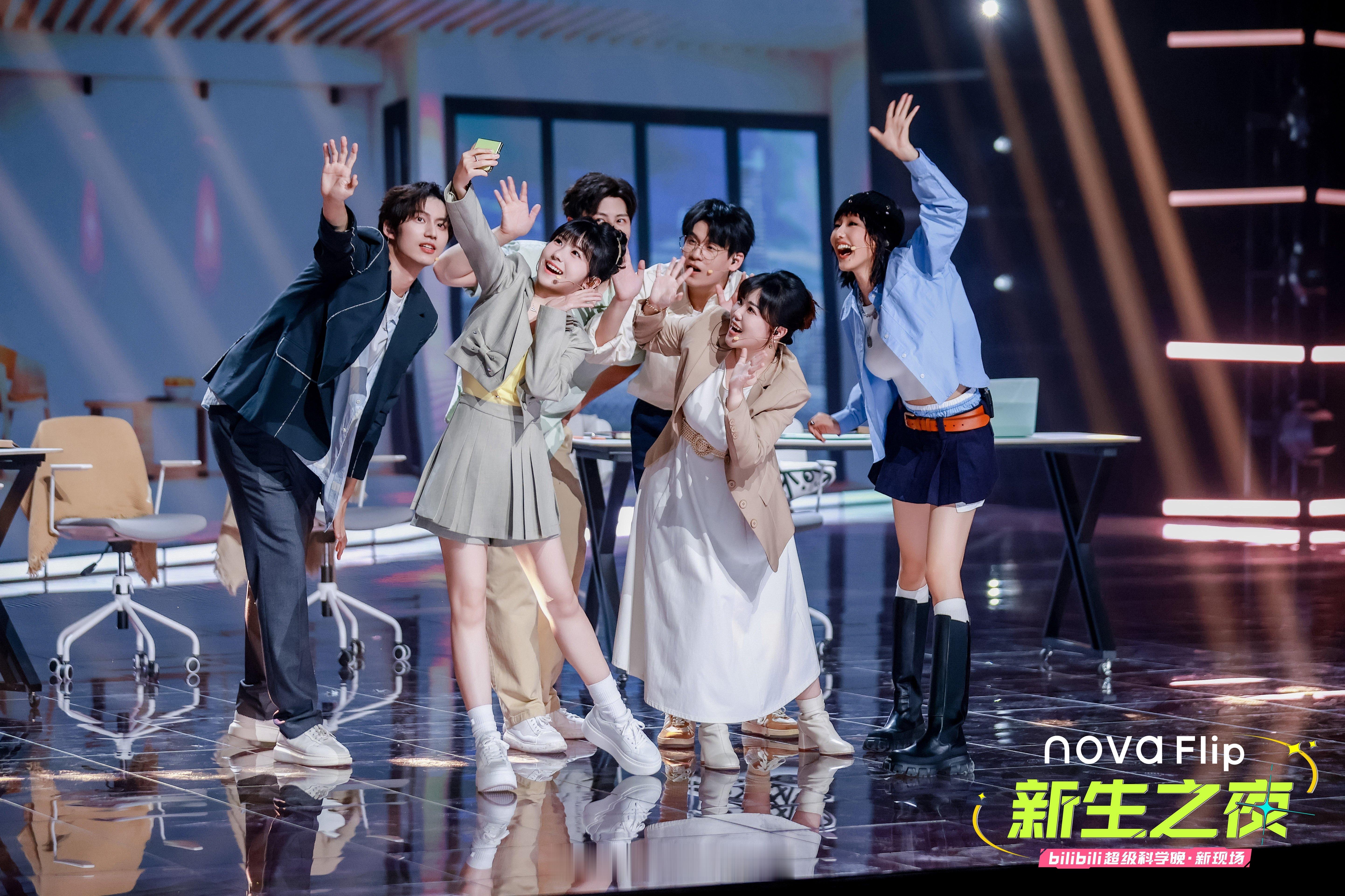 华为nova Flip定位时尚潮流小折叠一点毛病没有，又一次把年轻人拿捏了，各种